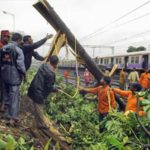 季风中的孟买:道路被淹，火车停运，十人死亡