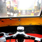 离开驾驶座:印度的自动三轮车对行人和骑自行车的人安全吗?