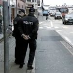 丹麦警察发放拥抱和头盔