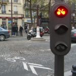 巴黎让骑自行车的人运行红灯