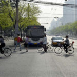 《低碳陆地交通政策手册》的作者提出了这样一个问题:“像中国北京(如图)这样的城市，会为他们的未来选择什么样的交通愿景?”丹尼尔·邦加特拍摄。
