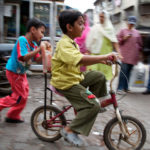 在印度孟买,孩子玩耍。图片由达瑞尔。