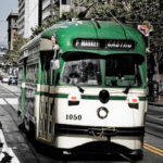 旧金山，加利福尼亚，有轨电车行驶在F街，靠近Embarcadero。图片来源:danishdynamite