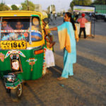 印度古吉拉特邦，一辆机动人力车在运送乘客。摄影:lecercle