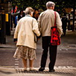 一对老夫妇手拉手穿过街道。图片由garryknight。