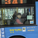 在韩国龟尾，人行道下的线圈保持着公交车的运行