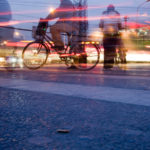 骑摩托车的人在城市的夜晚。图片来源:Bridget Coila/Flickr