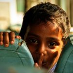 在印度的一个小男孩在公共汽车上。罗伯·德·智慧/ Flickr照片。
