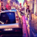 法国巴黎，一辆Autolib电动汽车正在充电。图片来源:Cokul/Flickr