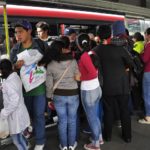 哥伦比亚Bogotá，一群乘客登上千年快速公交。图片来源:Mariana Gil/EMBARQ Brazil
