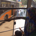 乘客乘坐印度艾哈迈达巴德快速公交。图片来源:EMBARQ