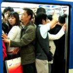中国北京拥挤的地铁车厢。图片来源:Filipe Fortes/Flickr