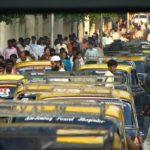 印度孟买，行人穿过拥挤的道路。图片来源:Jerry H/Flickr