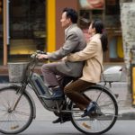 上海是中国众多自下而上的创新方式激增的城市之一，比如电动自行车，以解决城市交通问题。图片来源:2 dogs/Flickr