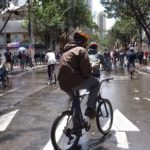 一个人自行车在波哥大,哥伦比亚,城市无车一周。M.Erwert / Flickr照片。