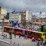 哥伦比亚波哥大<e:1>的快速公交(BRT)系统成功地将社会公平纳入了交通规划和城市设计。图片来源:RonaldHV/Flickr