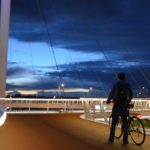 Hovenring提供安全的自行车基础设施越来越多的骑自行车的人在埃因霍温,荷兰。Earthblog / Flickr照片。