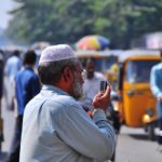 印度海得拉巴的居民可以使用移动设备参与规划对话——无论是创建更清晰的城市地图，还是众包基础设施项目。图片来源:Nietnagel/Flickr