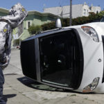 一辆智能汽车在加州旧金山倾倒。摄影:Jeff Chiu