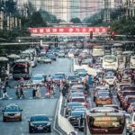 尽管拥堵收费经常是一个有争议的问题，但它能够减少拥堵和空气污染，同时增加可持续交通项目的收入，使其成为许多城市认为值得推行的政策。图片来源:Zhou Ding/Flickr