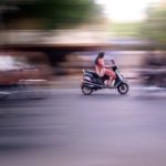 随着摩托的领域继续扩大在印度,人口的研究人员由此在促进可持续移动用户及其可能的作用。图片由Meghana Kularni / Flickr。”