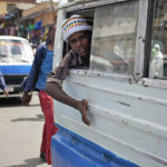 出租车公交车在亚的斯亚贝巴,埃塞俄比亚。海外发展研究所/ Flickr照片。