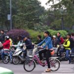 电动自行车在中国的兴起需要基础设施和政策转变，以确保所有道路使用者的安全。图片来源:Maciej Hrynczyszyn/Flickr