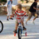 结合环境教育与自行车帮助孩子做出可持续移动一个终身的决定。图片由Nasos Efstathiadis / Flickr。