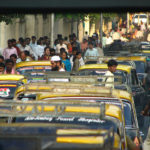 像“安全带小组”这样的组织结合教育和娱乐，让印度孟买拥挤道路上的汽车司机系好安全带。图片来源:Jerry H./Flickr