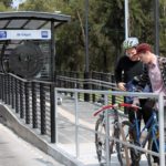 墨西哥城围绕Metrobús快速公交(BRT)系统创建了城市街景，该系统支持安全的自行车和步行，将城市居民与公共交通连接起来。图片来源:Alejandro Luna/Flickr