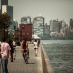 纽约,世界各地的许多城市一样,重塑其滨水区的设计越来越适应海平面上升和不可预知的气候。Stefan格奥尔基/ Flickr照片。