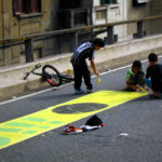 为庆祝世界杯而在街道上作画是巴西各城市的社区传统，适合所有年龄段的人。图片来源:Dylan Passmore/Flickr