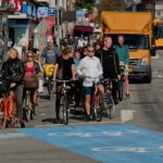 丹麦的哥本哈根既欢迎行人，也欢迎骑自行车的人，因为扬·格尔(Jan Gehl)倡导的以人为本的城市设计原则。图片来源:Justin Swan/Flickr