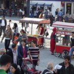 人行步道化项目的历史性半岛伊斯坦布尔,土耳其,创造了充满活力的街道,使得城市之间的妥协保留文化和满足其日益增长的人口的流动性需求。图片由Gulsen Oczan / Flickr。