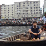 孟加拉国达卡市的布里甘加河为该市提供了交通工具，但同时也提醒达卡的居民，随着水位的上升，需要建立城市的弹性。图片来源:William Veerbeek/Flickr