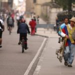 人们在波哥大的非正式部门和市政府冲突的非正式商务应该如何在公共交通工具和公共场所。内森•吉布斯/ Flickr照片。