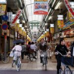 日本的shotengais——部分封闭的市场——之所以成功，一方面是因为它们靠近交通，另一方面是因为它们培育了独特的、紧密联系的社区。照片来自Michael Vito/Flickr。