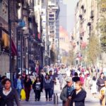墨西哥城马德罗街(Calle Madero)的多功能开发与步行街相结合，促进了社区的可持续发展和繁荣。图片来源:Julius Reque/Flickr