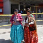 Doñas Adelaida(左)和Estela在Taypi Uta(当地艾马拉语的中央车站)结束了他们在teleférico上的第一次旅行。埃斯特拉觉得这次旅行“非常美丽”。阿德莱达补充道，“而且非常快!在正常的运输中，我们要花一个小时或一个半小时!”图片来源:Gwen Kash
