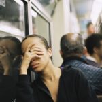 为了提高女性乘坐公共交通工具的安全性，拉丁美洲的一些城市要求在地铁系统中设置女性专用客车。图片来源:Gustavo Gomes/Flickr