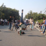 Raahgiri一天一天,街道被封闭的汽车和行人和骑自行车的人是一个开放时间庆祝社区迅速扩大在印度的和以人为中心的流动。图片由达瑞尔。