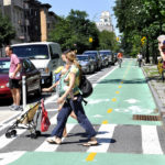 纽约市领导人已经开始在该市实施“零愿景”政策，该政策帮助建立了独立的自行车道，并加强了交通速度执法，以减少交通事故。图片由纽约市交通部/Flickr提供。