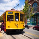 有轨电车是城市在投资可持续城市交通时要考虑的多种公共交通选择之一。图片来源:Sean Davis/Flickr