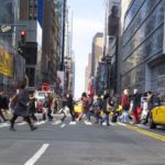 纽约市的“零愿景”道路安全方法使街道对行人和骑自行车的人更安全，并成为世界各地城市的最佳实践。图片来源:Moe_NYC/Flickr