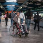 公民和规划者应尊重残疾人的行动能力，确保基础设施向所有人开放。图片来自Eneas De Troya/Flickr。