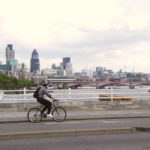 你会快乐的通勤自行车道路上漂浮在伦敦的泰晤士河吗?由克里斯·R / Flickr照片。
