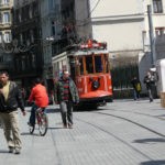 伊斯坦布尔世界级的快速公交系统、步行街空间以及对改善自行车基础设施的强劲需求，都突显了城市可持续交通的兴起。图片来源:Monique Stuut/Flickr