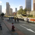 Bogotá的ciclovía让居民有机会在每个周日享受各种娱乐活动的公共空间。达里奥·伊达尔戈拍摄。