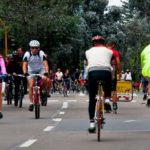 Bogotá的ciclovía为居民提供了享受公共空间的机会，每周日进行各种娱乐活动。达里奥·伊达尔戈摄。