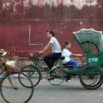 在政府的正确领导下，中国城市可持续交通的新常态将包括更多以公共交通为导向的发展、共享出行服务和私营部门的交通创新。图片来源:Taro Taylor/Flickr